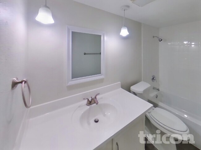 Building Photo - 2106 Newbury Dr