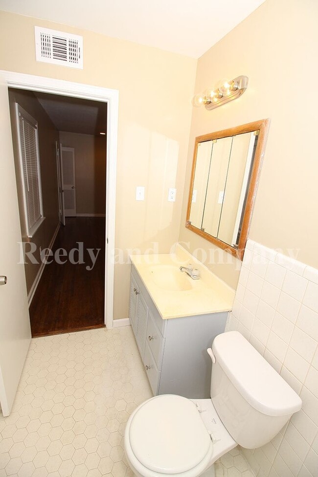 Building Photo - 5127 Kingswood Cir