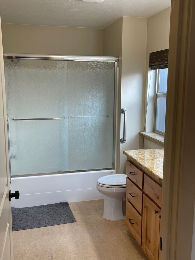 Building Photo - Custom 3-Bedroom with Fenced Yard in heart of Sisters!