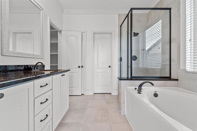 Building Photo - 16746 Highland Country Dr
