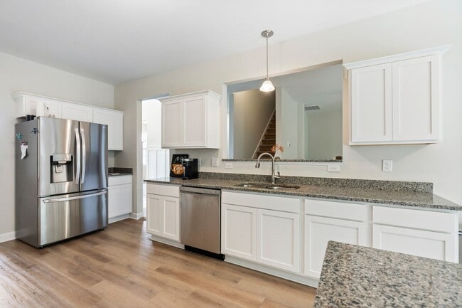 Building Photo - READY NOW! Spacious 5 bedroom w Bonus & 3.5 Bath Two Story Home on Cul-de-sac