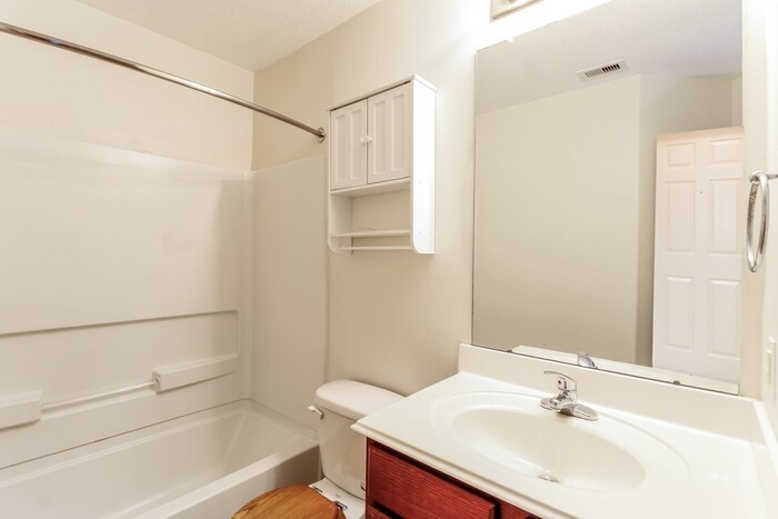Building Photo - 2107 Golden Topaz Dr
