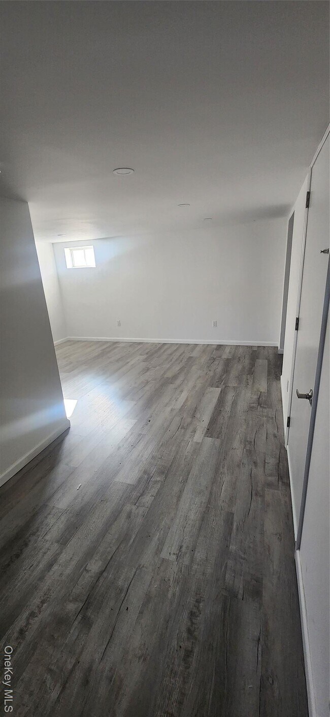 Building Photo - 1524 Express Dr S