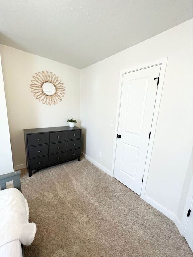 Building Photo - Lovely home for rent in Saratoga Springs.  (Pet Friendly)