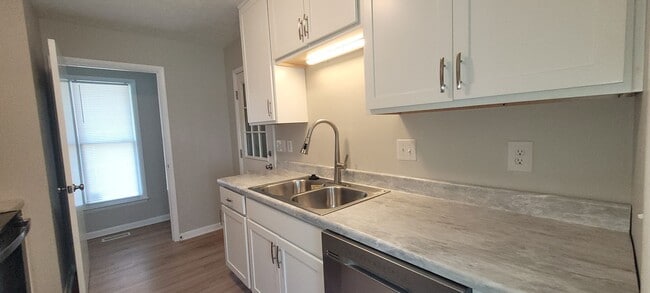 Building Photo - Clean 3 bedrooms, 2 baths, single garage w/remote control, and fenced yard!!