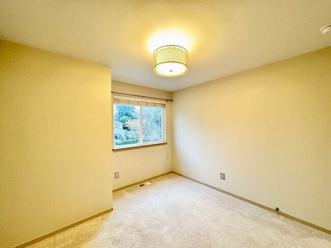 Building Photo - Great 3 Bed 2.5 Bath Home for rent