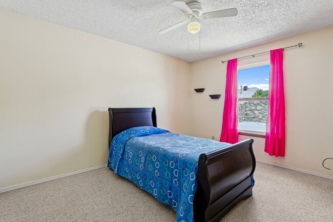 Building Photo - 724 Martha Gale Dr