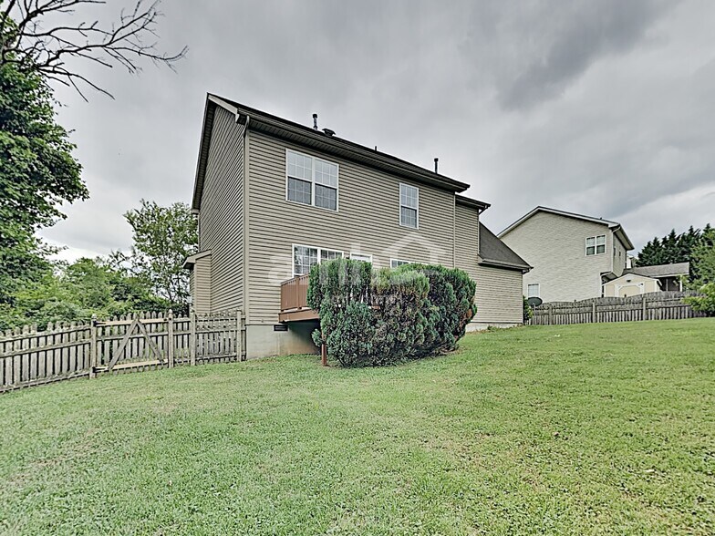 Building Photo - 4301 Aylesbury Dr