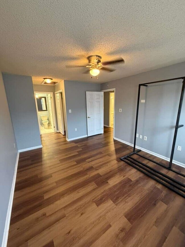 Building Photo - 7 Holly St