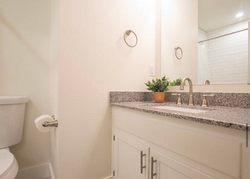 Building Photo - 1749 Beechwood Cir S