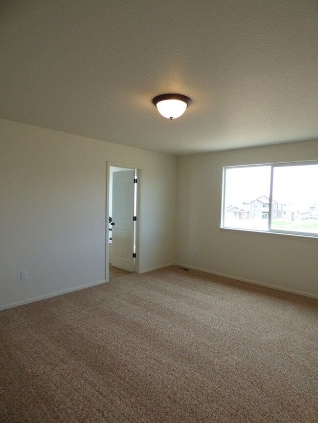Building Photo - Spacious and Beautiful 3 Bed, 2.5 Bath Hom...
