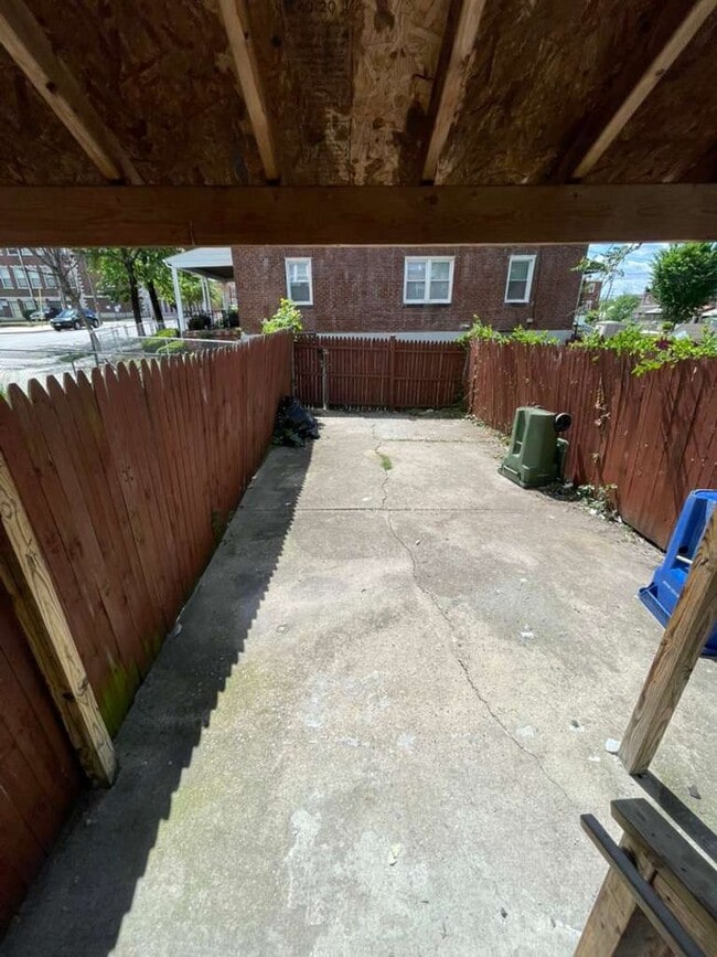 Building Photo - Recently Renovated Three Bed One And A Half Bath Ready For A New Tenant!