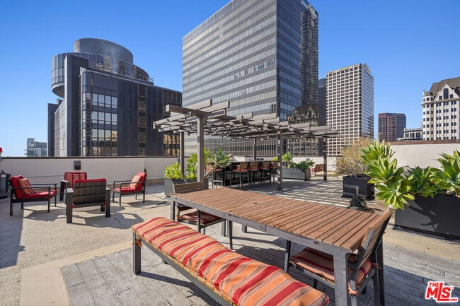 Building Photo - 655 S Hope St