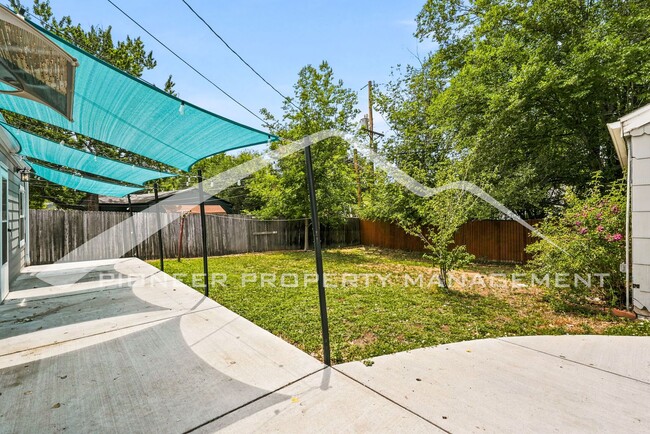 Building Photo - Spacious Home with Office and Fenced Yard