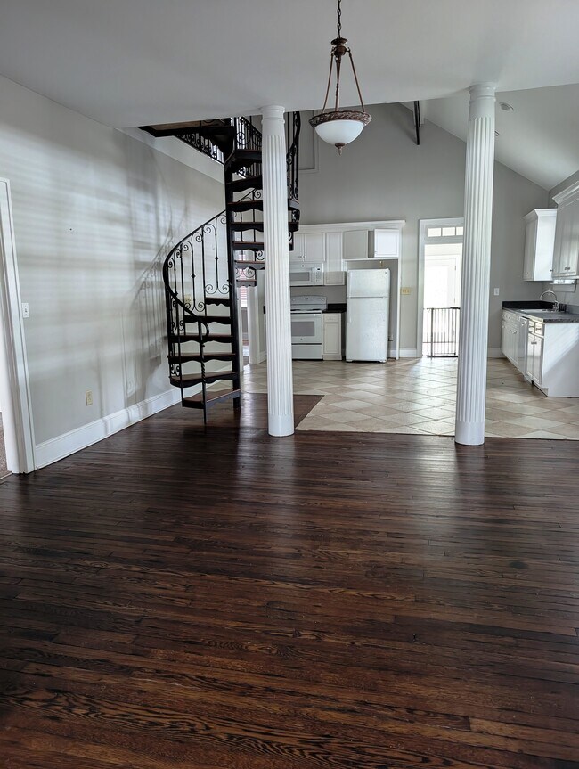 Building Photo - 604 Vance St NE