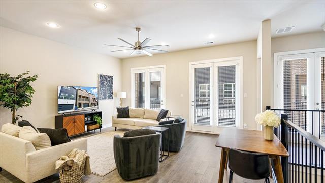 Building Photo - 2512 Carolwood Ln