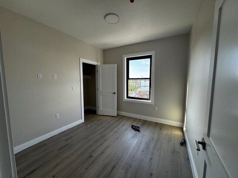 Building Photo - 56 Sachem St
