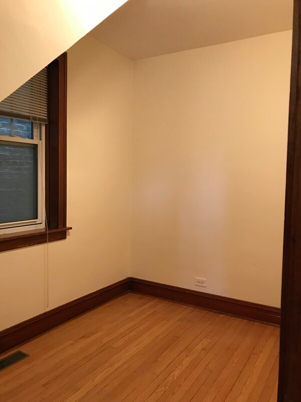 Building Photo - 2137 N Oakley Ave