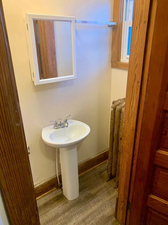 Building Photo - 4 Bedroom, 1.5 Bath Home – North East Grand Rapids