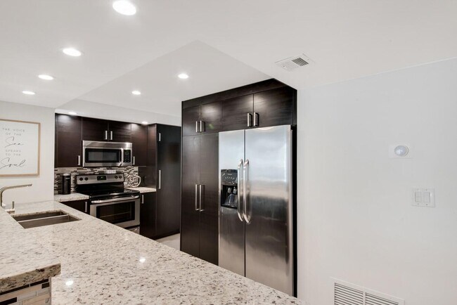 Building Photo - 1147 Hillsboro Mile