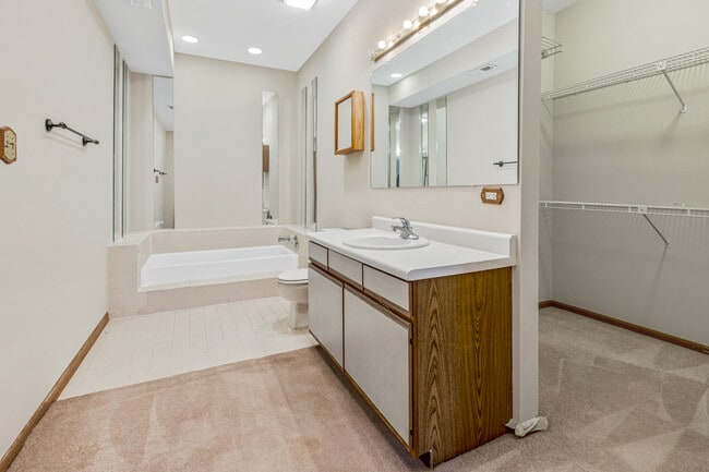 Building Photo - 1665 Commodore Ct