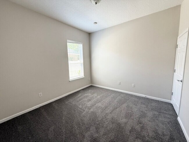 Building Photo - Spacious and well-appointed 4-bedroom, 3.5...