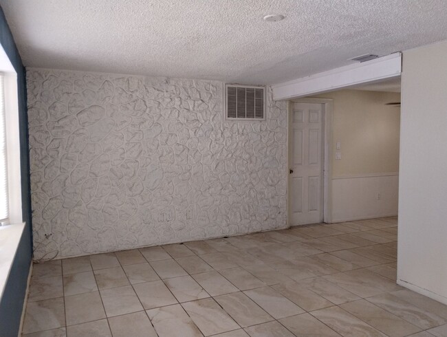 Building Photo - 2-bedroom, 2-bath home offering 1,028 square feet of comfortable living.