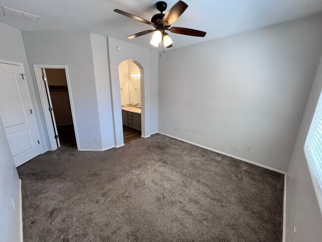 Building Photo - NW- 3 bedroom/ 2 bathroom with 2 car garage