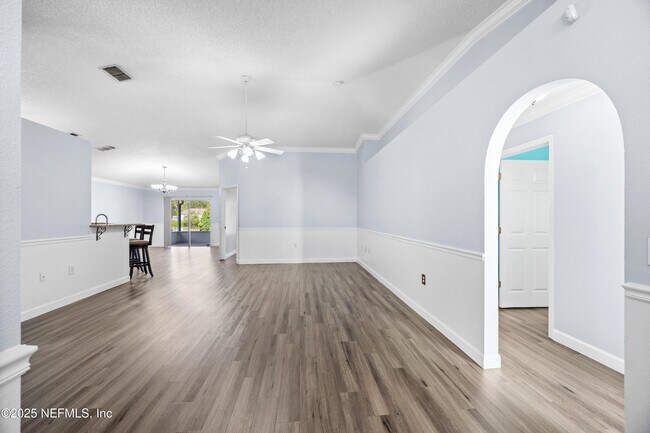 Building Photo - 1969 Willesdon Dr W