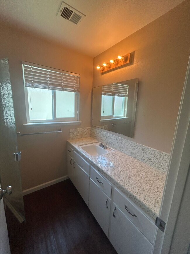 Building Photo - Stay cool in Lemoore in this spacious home...