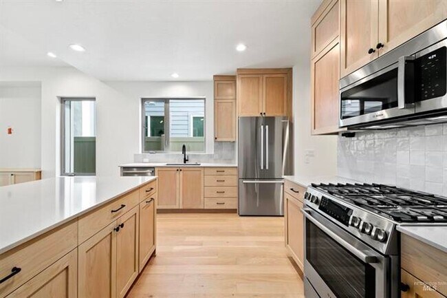 Building Photo - AstoriaTownHome