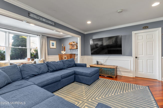 Building Photo - 384 Sairs Ave