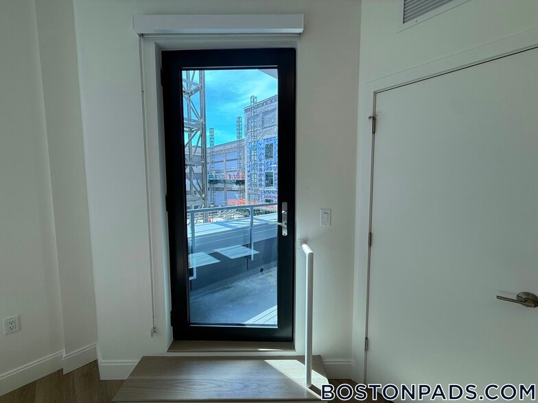 Building Photo - 1079 Commonwealth Ave