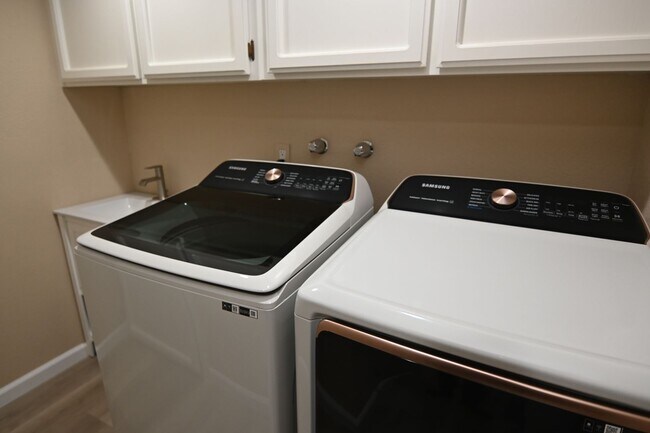Building Photo - Tranquil / Updated Townhome in Gated in Vi...