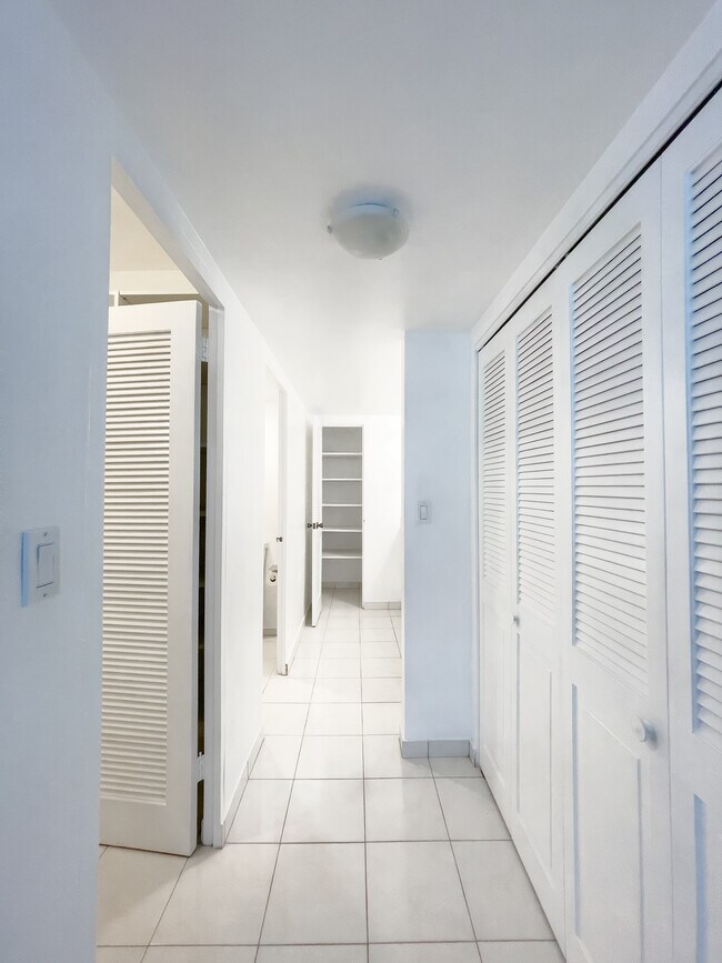 Building Photo - 3430 Galt Ocean Dr