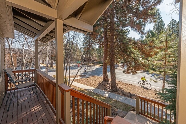 Building Photo - SOUGHT AFTER PENCE PLACE TOWNHOME; DUAL PRIMARY SUITES & SOLAR! MUST SEE!!