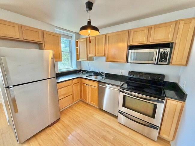 Building Photo - Great 1 Bed 1 Bath in Eckington/Bloomingdale at the Madison Condominiums