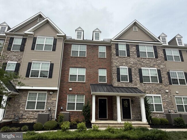 Building Photo - 710 Pony Ln