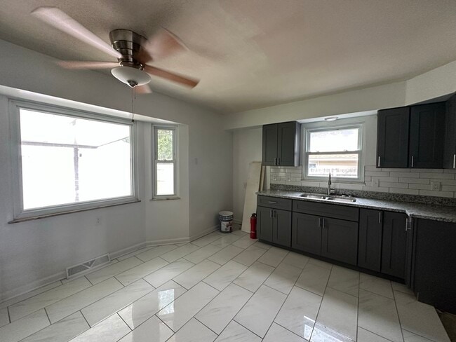 Building Photo - 5125 Bigelow Dr