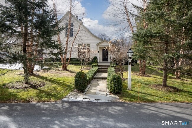 Building Photo - 5 Great Elm Dr