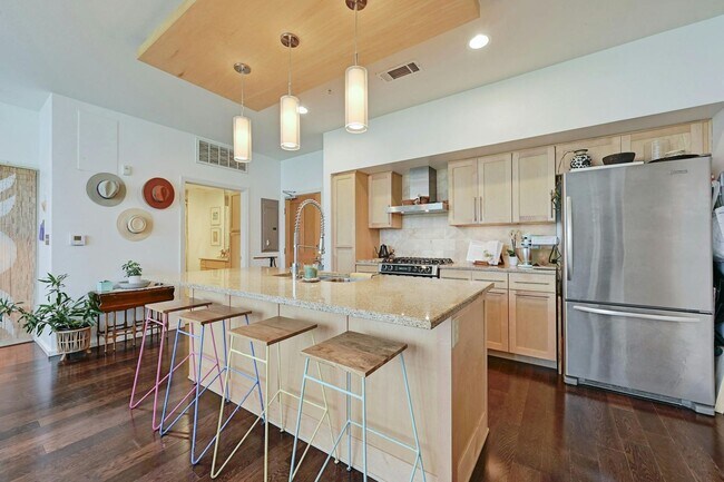 Building Photo - Prime Location, Luxurious Living!