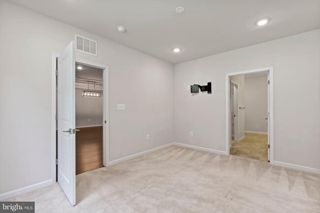 Building Photo - 23235 Milltown Knoll Square