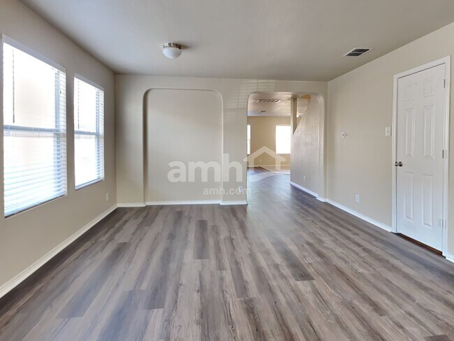 Building Photo - 114 Fontana Albero