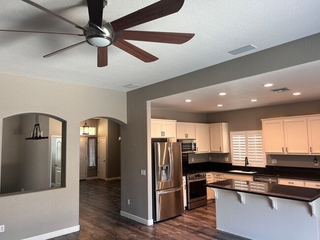 Building Photo - Beautiful 4 bed 2 bath