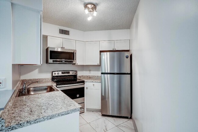 Building Photo - 212 Lake Pointe Dr