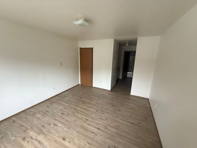 Building Photo - Well-Maintained 2 bed, 2 bath unit in 4-Pl...