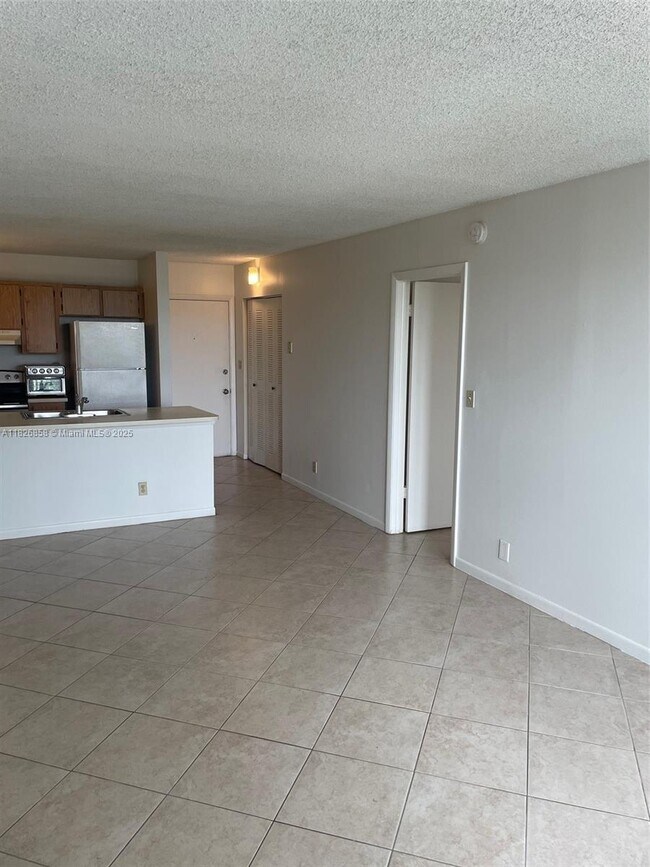 Building Photo - 2771 Riverside Dr