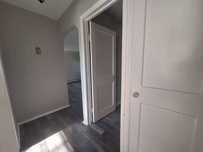 Building Photo - Charming 3 bedroom ranch