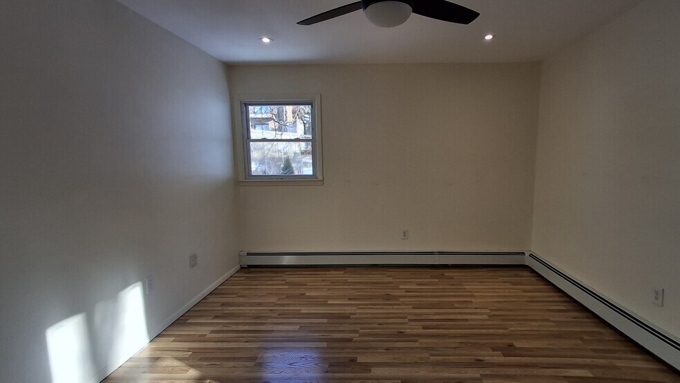 Bedroom 2 (10 x 10) - 3409 Givernaud Ter