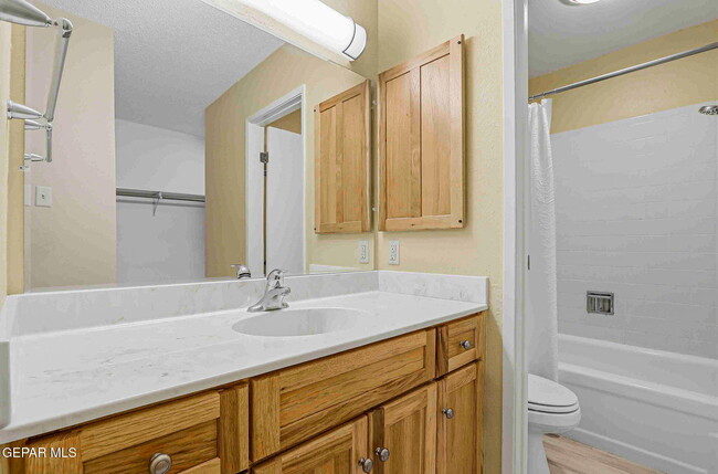 Building Photo - 1644 Lomaland Dr